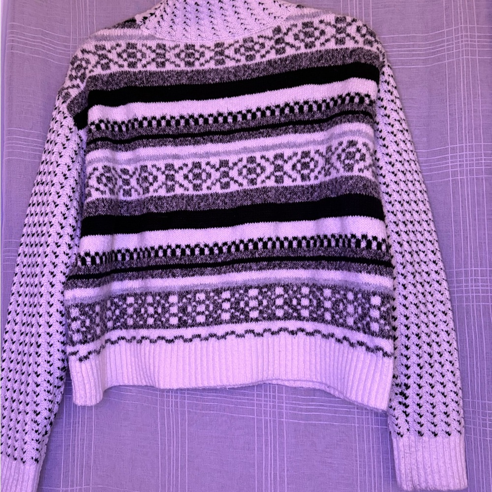 Women's Black and White Patterned Sweater